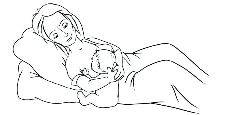Eine Mutter stillt ihr Baby in der "Hoppa-Reiter" Position. Sie liegt etwas aufgerichtet auf dem Rücken. Das Baby sitzt neben ihr und wird gestützt.