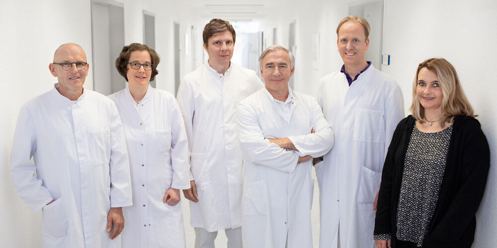 Team der Inneren der Klinik Neuwerk. Auf dem Bild sind fünf Ärzte und Ärztinnen in Kitteln zu sehen und eine Dame aus der Verwaltung.