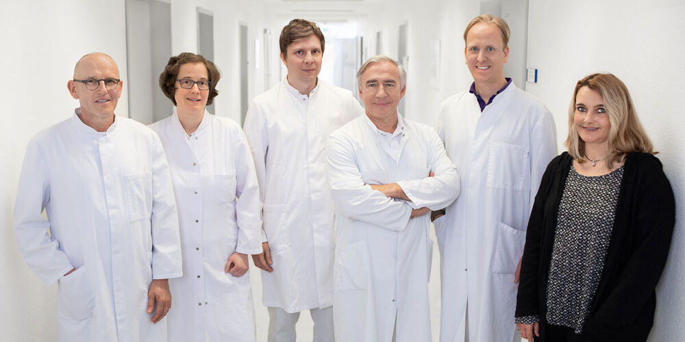 Team der Inneren der Klinik Neuwerk. Auf dem Bild sind fünf Ärzte und Ärztinnen in Kitteln zu sehen und eine Dame aus der Verwaltung.