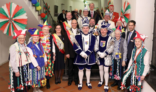 Eine Gruppe von Menschen in Karnevalskostümen.