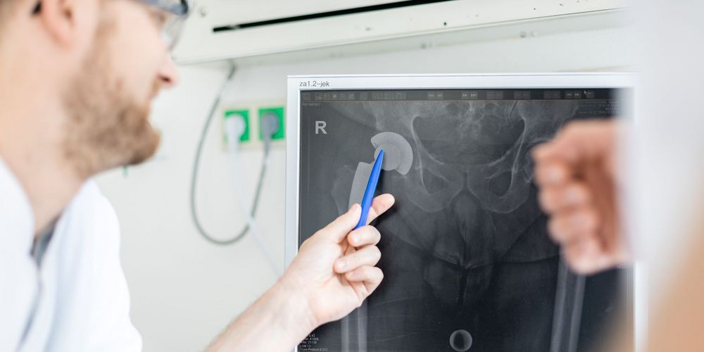 Fachabteilung für orthopädische Erkrankungen Ein Arzt aus dem Fachbereich Orthopädie erklärt eine Behandlung am Gelenk.