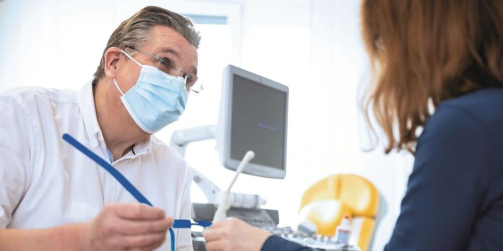Dr. Dueselen berät eine junge Frau.