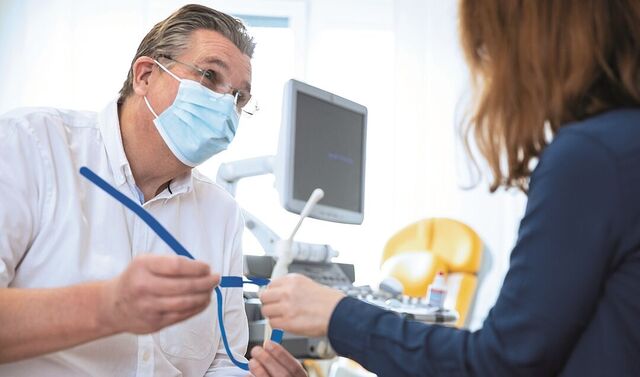 Dr. Dueselen berät eine junge Frau.