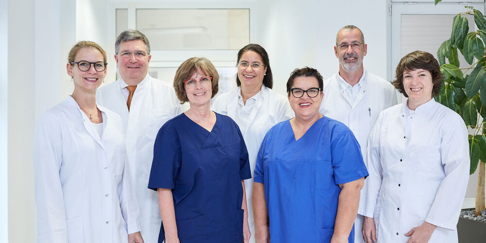 Teambild der Frauenheilkunde, welches aus fünf Ärztinnen und Ärzten besteht und zwei Krankenpflegerinnen.