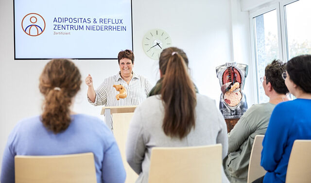 Was ist Adipositas? Patienten und Patientinnen werden über die Bedeutung von Adipositas aufgeklärt.