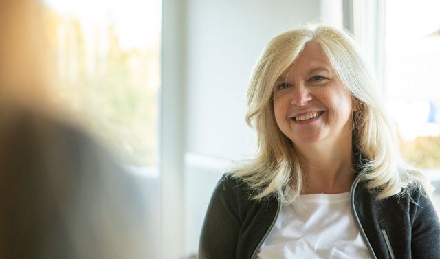 Eine Frau erhält eine Beratung zum Verlauf der onkologischen Reha.