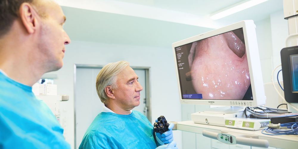 Das Bild zeigt zwei Gastroenterologen bei der Behandlung.
