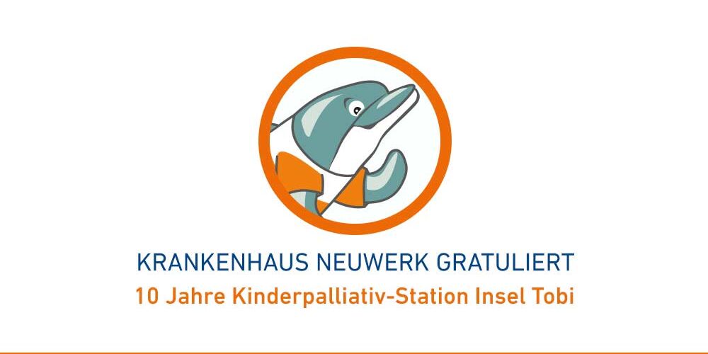 Logo mit einem Delfin unter welchem steht: Krankenhaus Neuwerk gratuliert 10 Jahre Kinderpalliativ-Station Insel Tobi