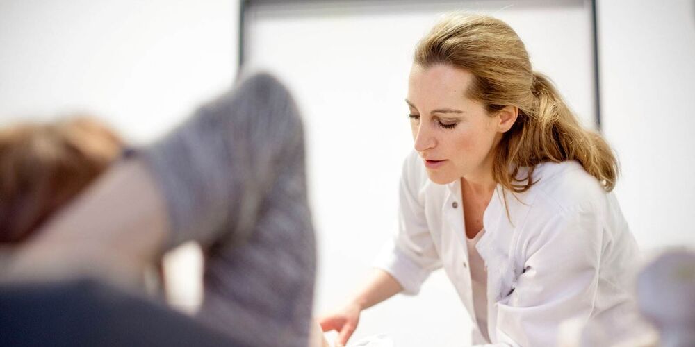 Eine Ärztin untersucht eine Patientin