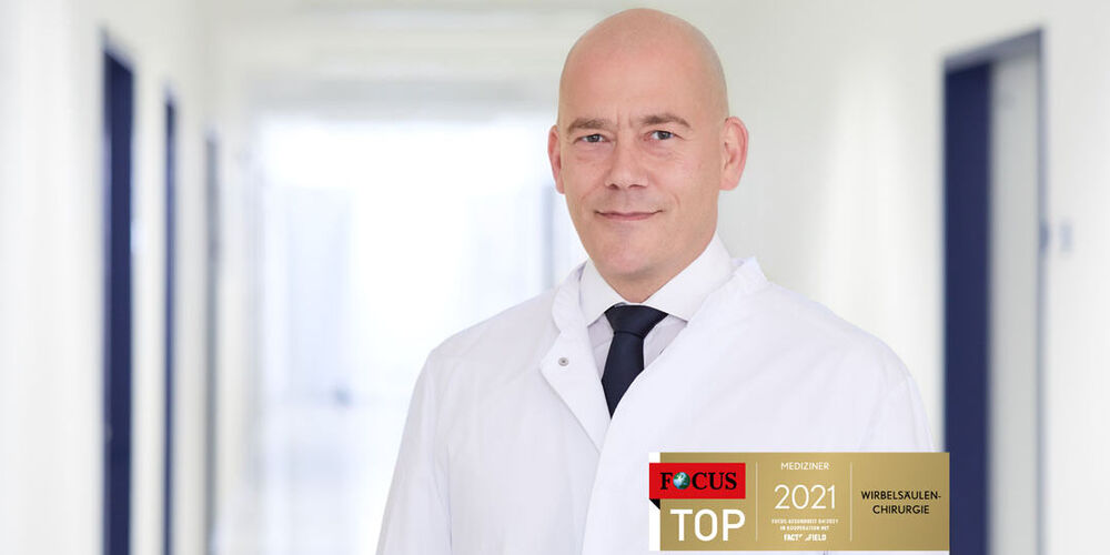 Dr. Weidle mit seiner Auszeichnung als Top-Mediziner 2021.