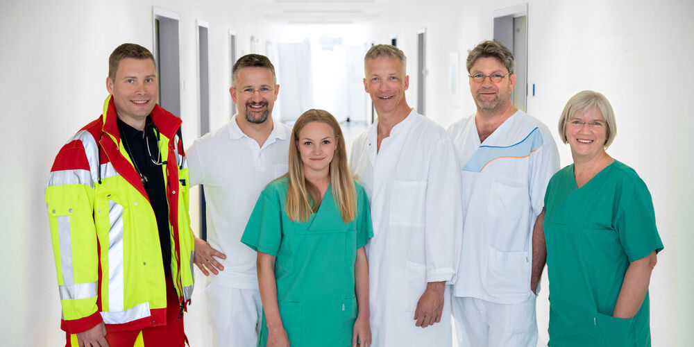Team der Notfallmedizin. In diesem sind zwei Ärzte, ein Rettungssanitäter, ein Krankenpfleger sowie zwei Krankenpflegerinnen.