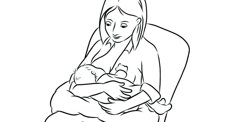 Eine Mutter sitzt und stillt ihr Baby im Wiegegriff.